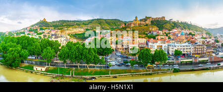 La large vue panoramique sur la vieille ville de Tbilissi et la forteresse de Narikala, Tabor monastère sur la colline lointaine Banque D'Images