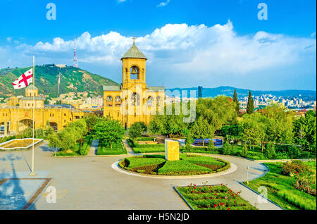 La Cathédrale Sameba bénéficie d'un beau jardin avec parterres colorés. puis de le couper les buissons, Tbilissi, Géorgie. Banque D'Images