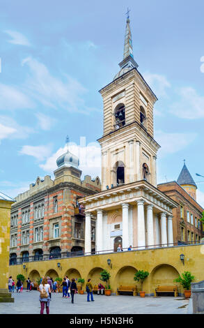 Le clocher de style néoclassique de la Dormition de la Cathédrale Sioni se lève sur le quartier historique Banque D'Images