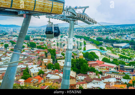 La vue sur la ville rouge toits avec les constructions de la téléphérique, situé sur la Colline Sololaki, Tbilissi, Géorgie. Banque D'Images