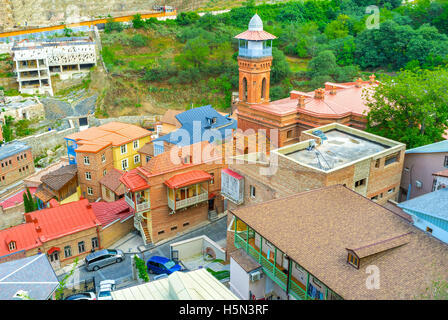 Les jouets colorés maisons de quartier Abanotubani brique et minaret de la mosquée Juma, Tbilissi, Géorgie. Banque D'Images