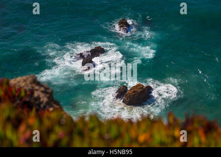 Watersplashes à partir de l'écrasement des vagues sur les rochers dans l'océan d'en haut Banque D'Images