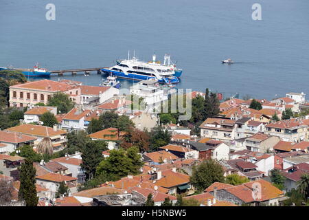 Heybeliada, Turquie. Heybeliada est la deuxième plus grande des îles Princes dans la mer de Marmara. Vue sur le port de Heybeliada Banque D'Images