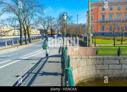 La promenade le long du premier ingénieur Pont sur la rivière Moïka avec le mur orange vif de St Michael's Castle sur l'arrière-plan Banque D'Images