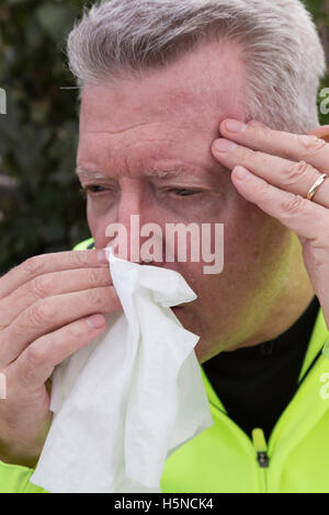 Homme âgé souffrant d'allergies saisonnières, USA Banque D'Images