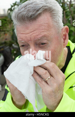 Homme âgé souffrant d'allergies saisonnières, USA Banque D'Images