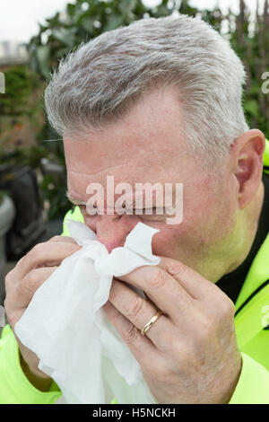 Homme âgé souffrant d'allergies saisonnières, USA Banque D'Images