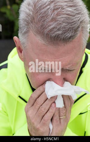 Homme âgé souffrant d'allergies saisonnières, USA Banque D'Images