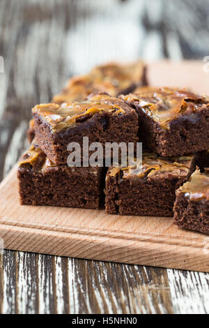 Brownies au chocolat caramel maison sur planche de bois Banque D'Images