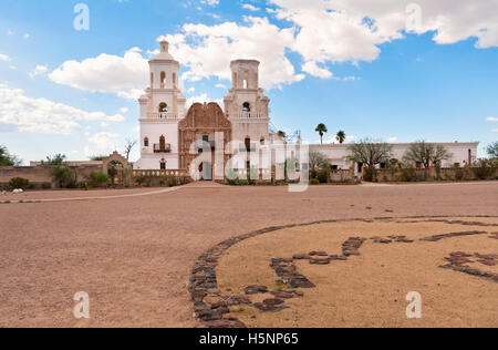 San Xavier del Bac mission catholique historique espagnol situé à environ 10 kilomètres au sud du centre-ville de Tucson, Arizona Banque D'Images