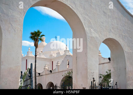 San Xavier del Bac mission catholique historique espagnol situé à environ 10 kilomètres au sud du centre-ville de Tucson, Arizona Banque D'Images