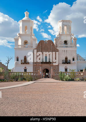 San Xavier del Bac mission catholique historique espagnol situé à environ 10 kilomètres au sud du centre-ville de Tucson, Arizona Banque D'Images