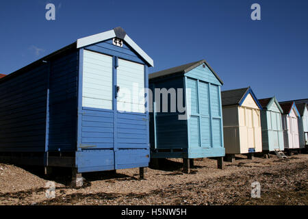 Cabines de plage, Thorpe Bay, près de Southend on Sea, Essex, Angleterre Banque D'Images