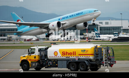 Camion-citerne de carburant Shell Aviation Aéroport international de Vancouver Korean Air Cargo Boeing 777F HL8075 Une scène d'action de l'aéroport Banque D'Images