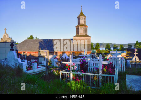 Église en bois et cimetière de Nercón, le nord de la Patagonie, l'île de Chiloé (Chili) Banque D'Images