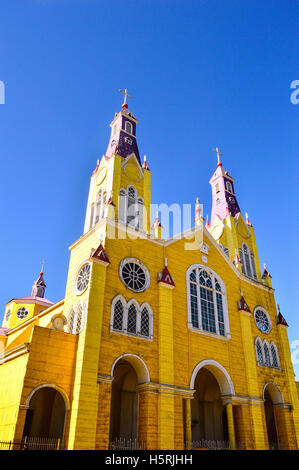 Façade jaune vif de l'île de Chiloé, la cathédrale de Castro, Chili Banque D'Images