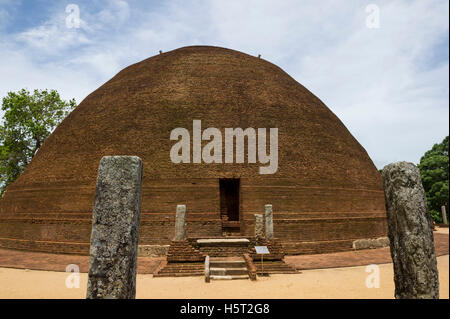 Sandagiri stupa, Tissamaharama, au Sri Lanka Banque D'Images