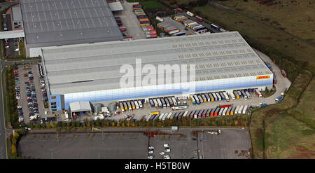 Vue aérienne de DHL Exel Supply Chain Burton Foods entrepôt à proximité de Liverpool, Royaume-Uni Banque D'Images