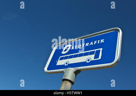 Bus stop sign against a blue sky au Danemark Banque D'Images