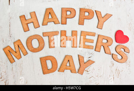 Heureux le jour de mères avec des lettres sur un vieux fond de bois blanc Banque D'Images