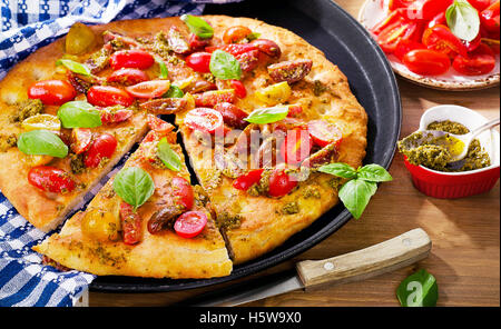 Pain focaccia italienne traditionnelle avec tomates et pesto. Banque D'Images