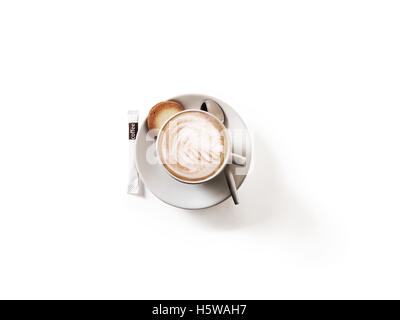 Cappuccino au-dessus avec une cuillère. Isolé sur fond blanc. Banque D'Images