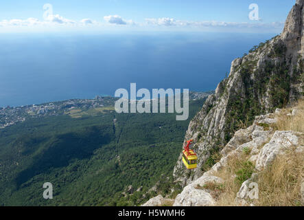 Superbe vue panoramique high angle vue du haut de la montagne Ai-Petri vers Alupka littoral avec cabine téléphérique de jaune sur foregro Banque D'Images