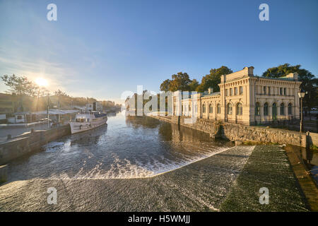 Dans la vapeur vieille rivière Fyris lors d'un matin d'automne brumeux à Islandsfallet, Uppsala, Suède, Scandinavie Banque D'Images