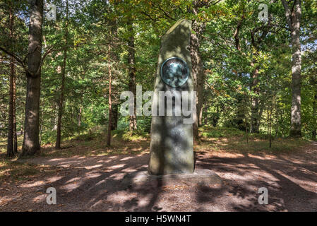 Une colonne en pierre à la mémoire de John Ruskin dans les bois près de Keswick. Le Lake District Cumbria au nord ouest de l'Angleterre. Banque D'Images