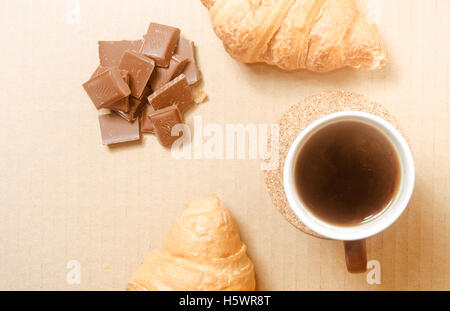 Deux croissants frais avec une tasse de café et de chocolat. Banque D'Images