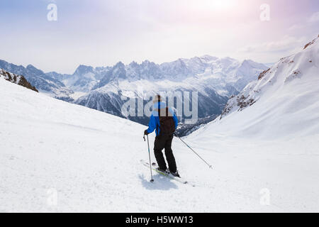 Ski skieur sur pente rouge dans les Alpes, près de Chamonix, France Banque D'Images