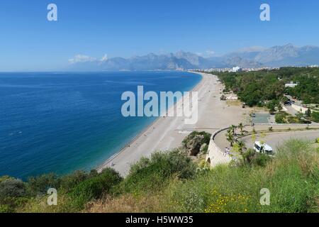 La plage de Konyaalti et le parc de la côte Banque D'Images