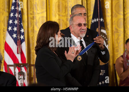 Emilio Estefan et Gloria Estefan recevoir la Médaille présidentielle de la liberté des prix de président américain Barack Obama à la Maison Blanche à Washington DC le 24 novembre 2015 Banque D'Images