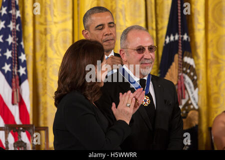 Emilio Estefan et Gloria Estefan recevoir la Médaille présidentielle de la liberté des prix de président américain Barack Obama à la Maison Blanche à Washington DC le 24 novembre 2015 Banque D'Images