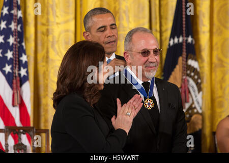 Emilio Estefan et Gloria Estefan recevoir la Médaille présidentielle de la liberté des prix de président américain Barack Obama à la Maison Blanche à Washington DC le 24 novembre 2015 Banque D'Images