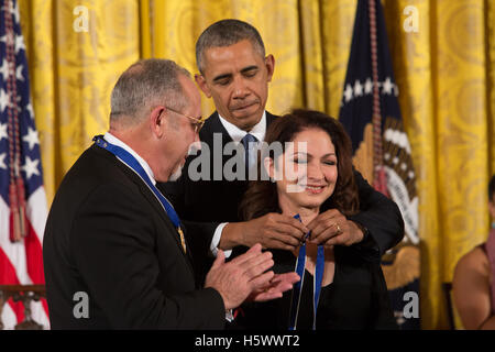 Emilio Estefan et Gloria Estefan recevoir la Médaille présidentielle de la liberté des prix de Le président Obama à la Maison Blanche à Washington DC le 24 novembre 2015 Banque D'Images