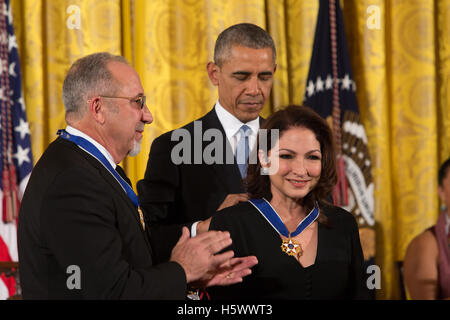 Emilio Estefan et Gloria Estefan recevoir la Médaille présidentielle de la liberté des prix de Le président Obama à la Maison Blanche à Washington DC le 24 novembre 2015 Banque D'Images