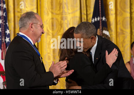 Emilio Estefan et Gloria Estefan recevoir la Médaille présidentielle de la liberté des prix de Le président Obama à la Maison Blanche à Washington DC le 24 novembre 2015 Banque D'Images