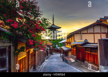 La Pagode Yasaka et Sannen Zaka Street à Kyoto, Japon Banque D'Images