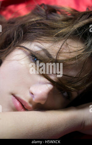 Close up portrait of a young woman hair covering face Banque D'Images