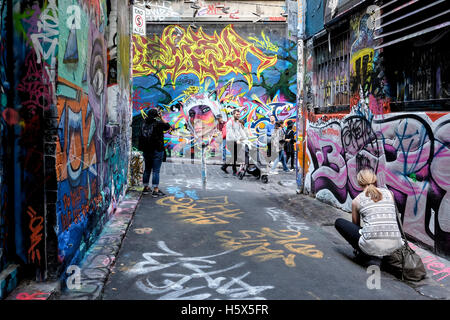 Les personnes qui prennent des photos dans Rutledge Lane (arrêt Hosier Lane), Melbourne, Victoria, Australie Banque D'Images