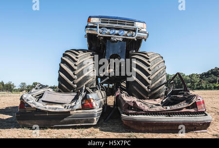 Monster truck sur les voitures. Ciel bleu Banque D'Images