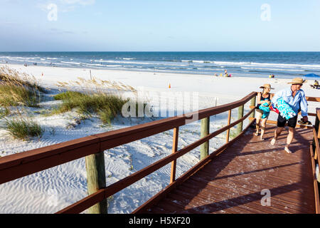 St Saint Augustine Floride, Beacher's Lodge Ocean Waterfront Suites, promenade, plages de plage, eau de l'océan Atlantique, adulte, adultes, homme hommes, femme femmes Banque D'Images