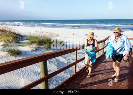 St Saint Augustine Floride, Beacher's Lodge Ocean Waterfront Suites, promenade, plages de plage, eau de l'océan Atlantique, adulte, adultes, homme hommes, femme femmes Banque D'Images