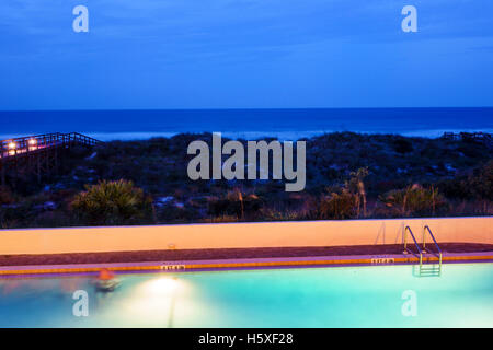 St Saint Augustine Floride, Beacher's Lodge Ocean Waterfront Suites, promenade, plages de plage, eau de l'océan Atlantique, dunes naturelles, piscine, le soir, n Banque D'Images