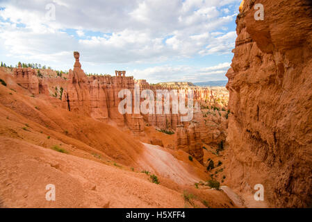 Vue panoramique, Thors Hammer, Bryce Canyon National Park, situé à l'Utah, dans le sud-ouest des États-Unis. Banque D'Images