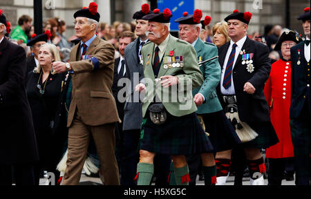 Londres, UK - 8 novembre 2015 : Les gens prennent part à la Journée du Souvenir, Poppy Day ou jour de l'Armistice, nearst Dimanche 11 novembre de chaque Banque D'Images