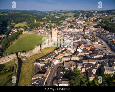 Richmond North Yorkshire scène aérienne montrant le château, Ville, Rivière Swale et la Place du Marché Banque D'Images