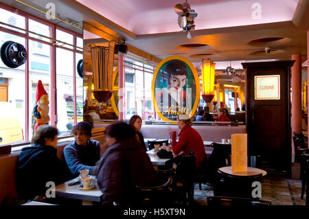 Le Café des 2 moulins, associé à la comédie romantique film 'Amelie'. Banque D'Images