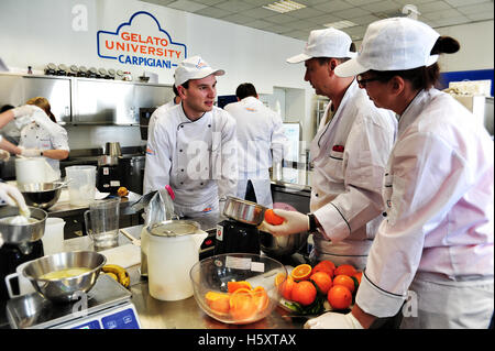 Élèves au travail pendant une leçon pratique à l'Université à Anzola Gelato Carpigiani nell'Emilia, Italie Banque D'Images